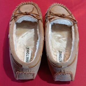 Minnetonka Women's Suede Moccasins in Tan BN